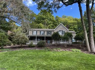 17 Old Coach Rd, Randolph, NJ 07869