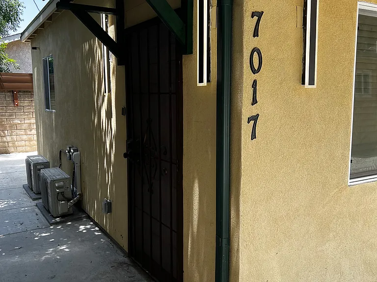 7017 Jamieson Ave — Photo 5