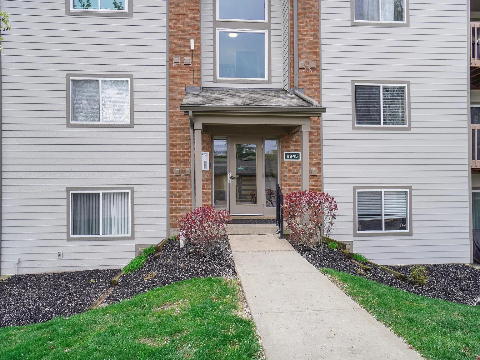 2 bed, 1025 sqft, $1,750 — Photo 1