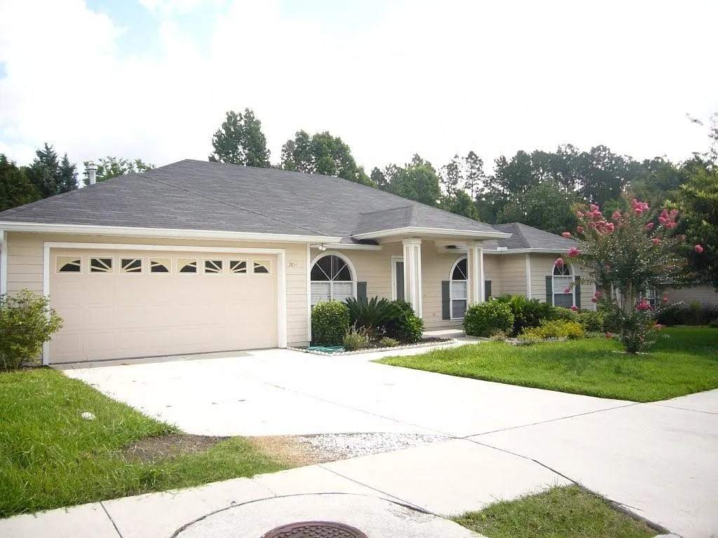 4 bed, 2300 sqft, $2,500 — Photo 3