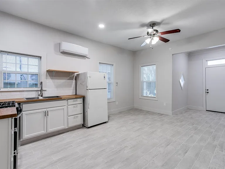7133 Avenue C — Photo 4