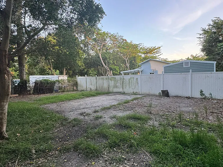 22250 Miami Ave — Photo 15