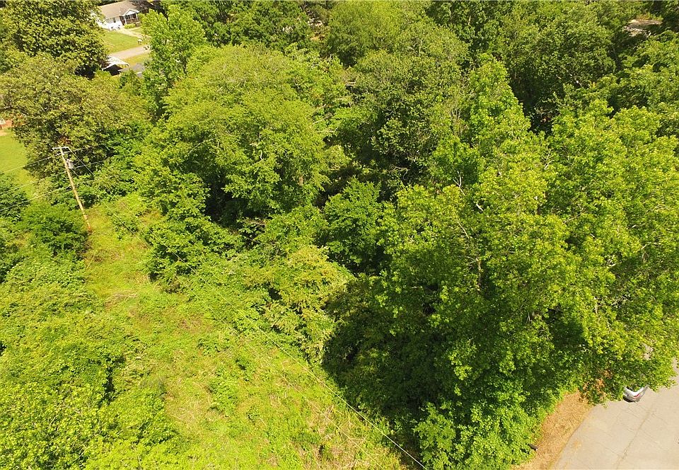 1st image of 404 Azalea Dr