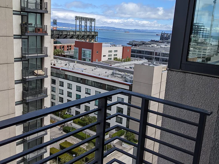 260 King St #1401 — Photo 22