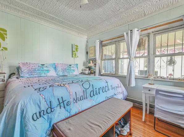 1426 Saint Lawrence Avenue image 7 of 17