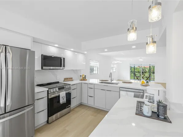 12900 SW 7th Ct APT 301B, Pembroke Pines, FL 33027