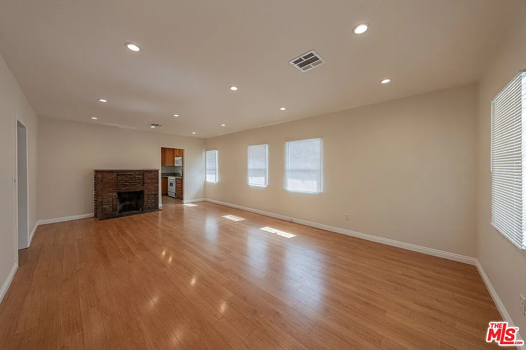 2 bed, 1.5 bath, 884 sqft, $3,950 — Photo 3