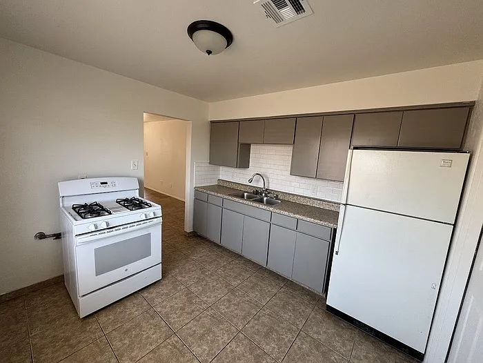2 bed, 1.0 bath, $1,095 — Photo 2