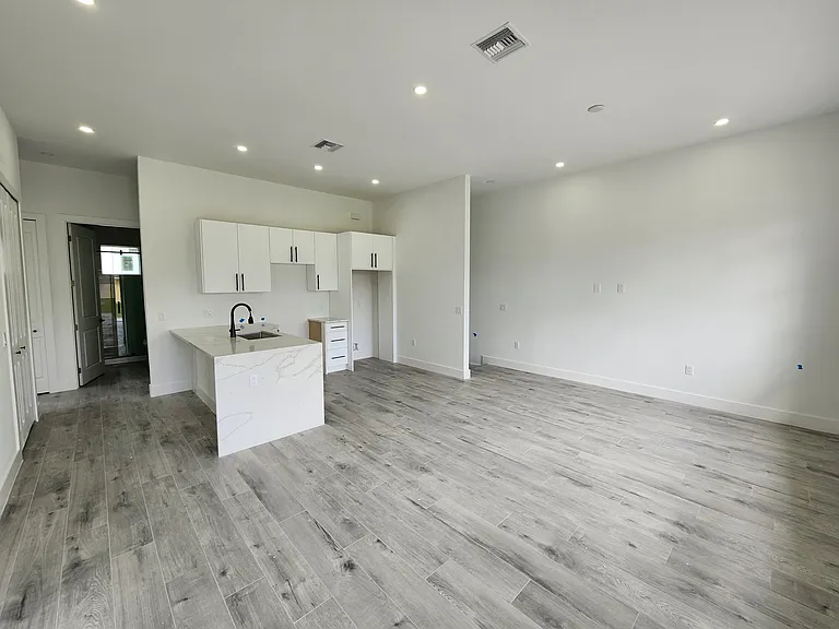 10651 Hampton St — Photo 3