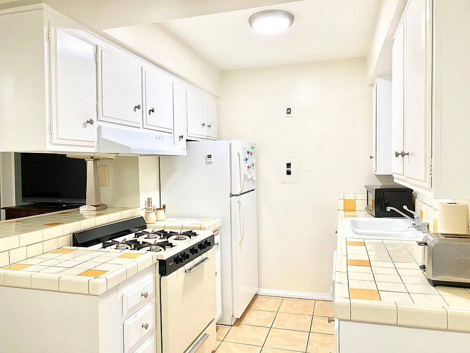 1st image of 374 S Cochran Ave