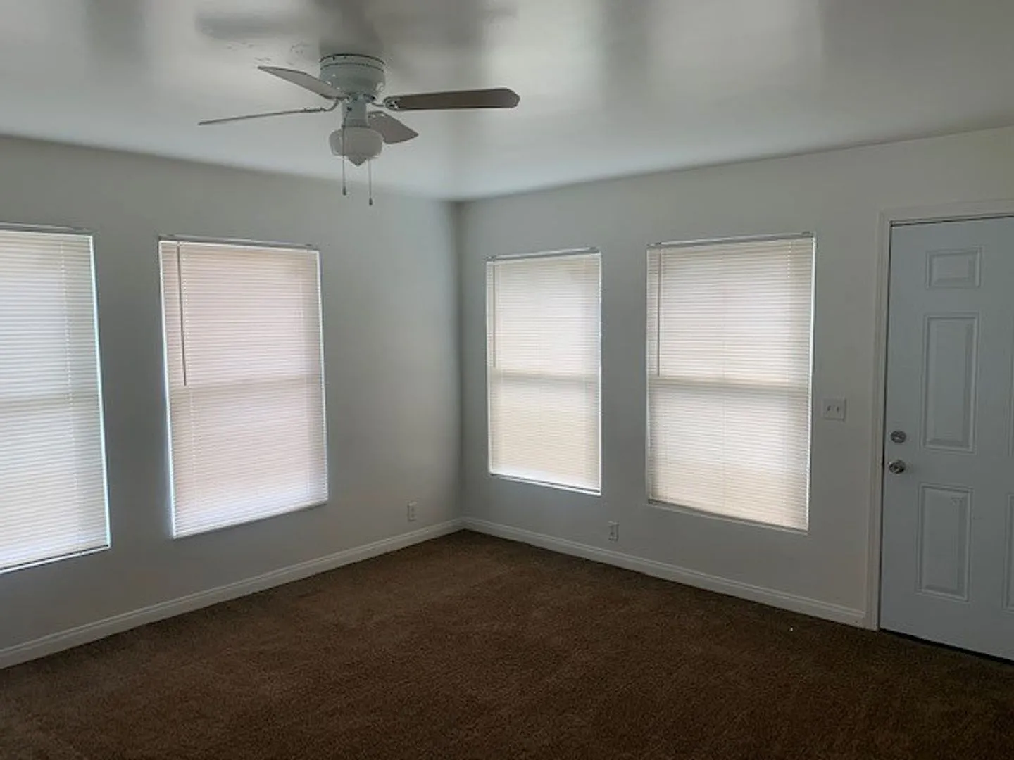 013 - 213 Oildale Dr A-C — Photo 2