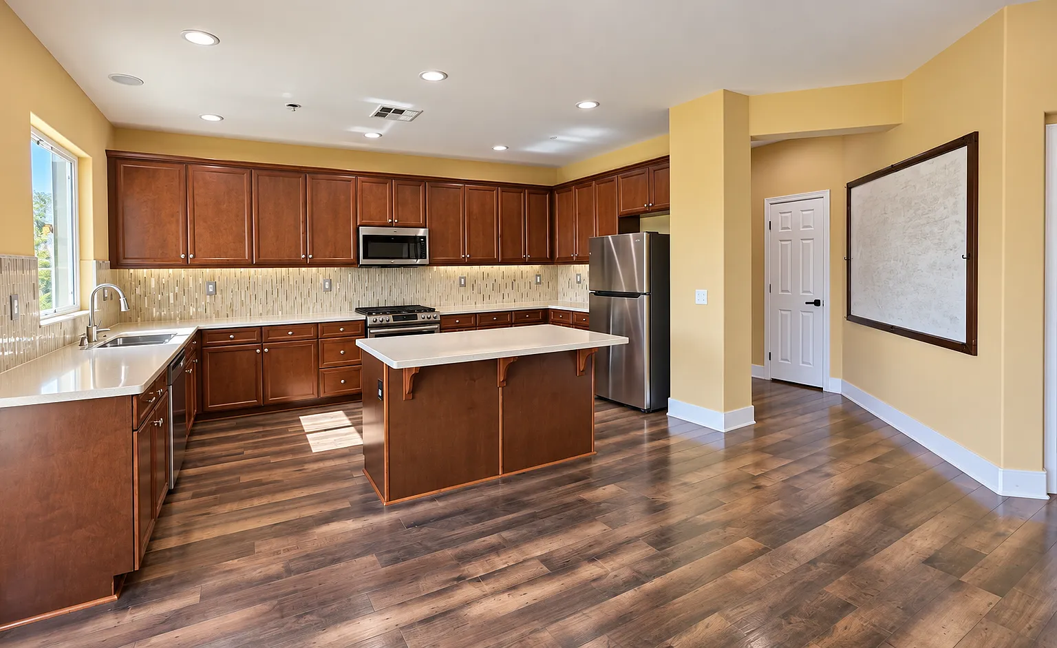 4 bed, 2937 sqft, $4,500 — Photo 4