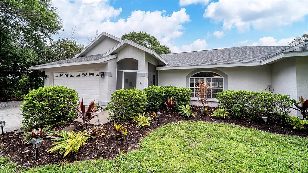 3 bed, 2.0 bath, 1933 sqft, $3,200 — Photo 1