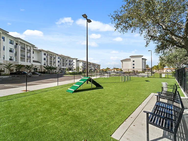 South Pointe Apartments — Photo 27