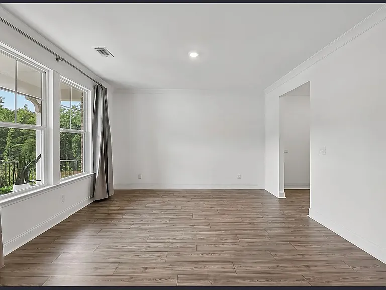 3453 Hillyard Dr — Photo 2
