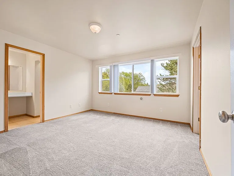 Fairway Lane Apartments — Photo 11