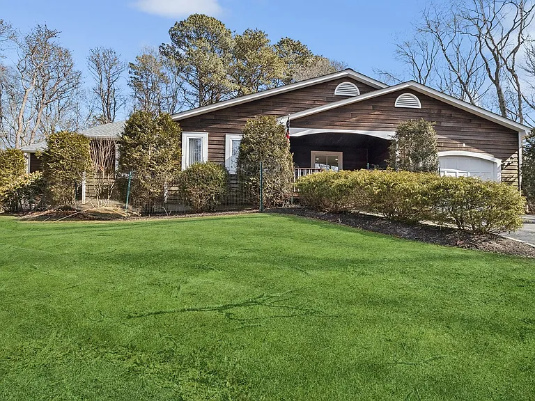1 Woodview Way — Photo 2