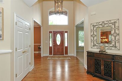 2nd image of 492 E Thornwood Dr