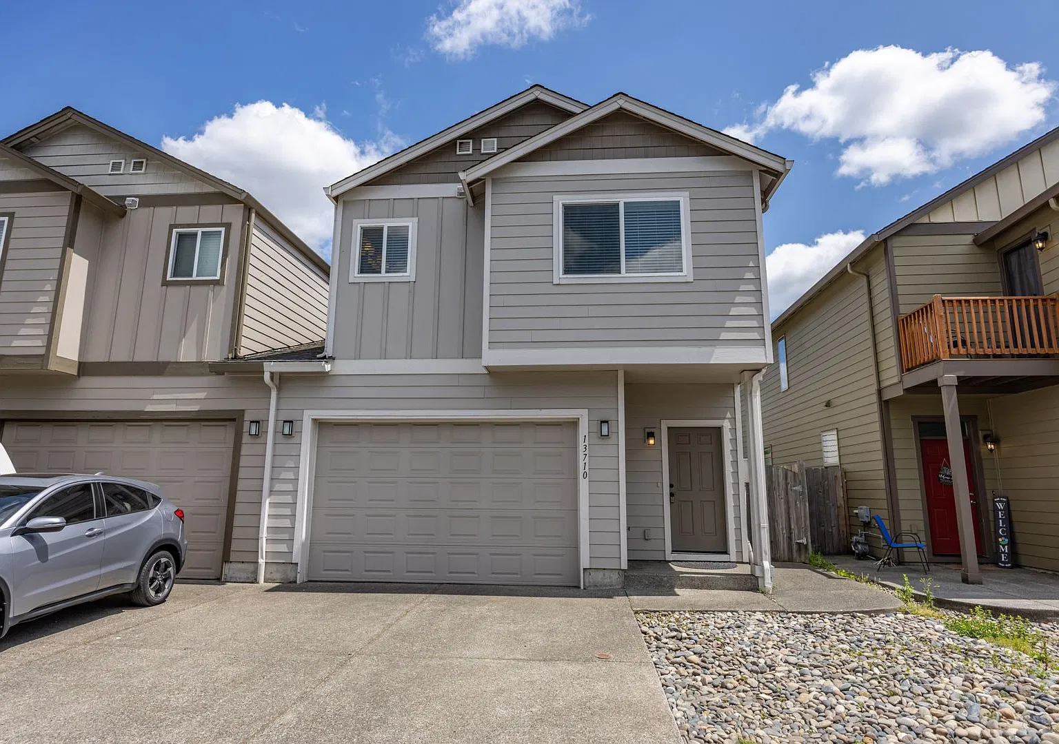 Three bedr townhouse in Orchards with AC. - New carpet and paint — Photo 1