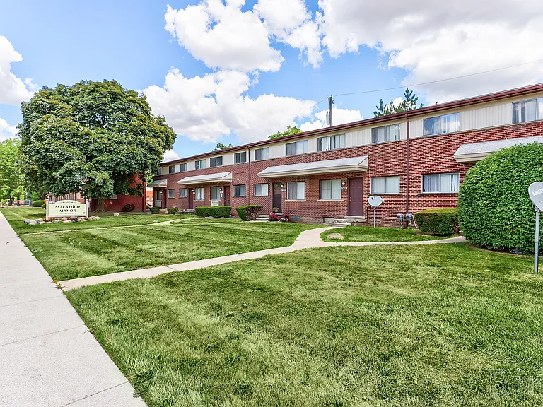 MacArthur Manor Apartments — Photo 17