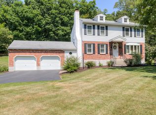 75 Kensington Dr, Hopewell Junction, NY 12533