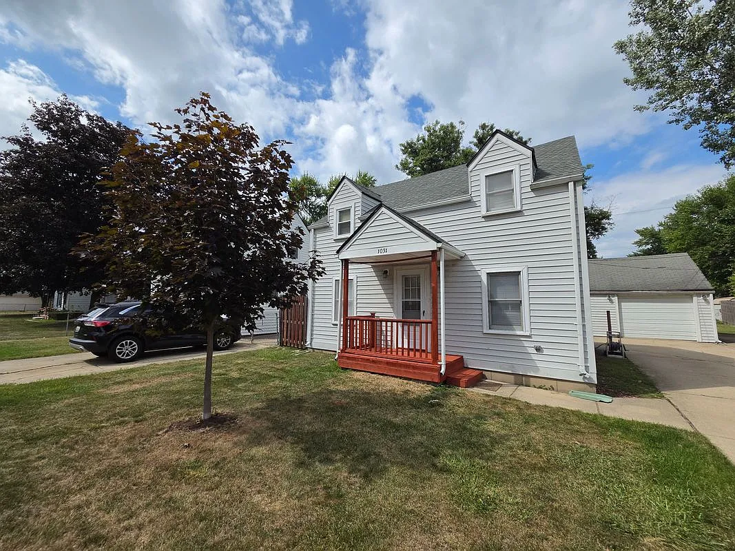 3 bed, 1.0 bath, 924 sqft, $1,800 — Photo 1