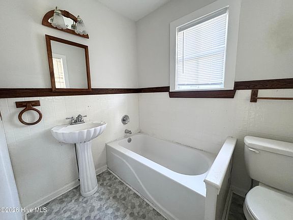 3rd image of 904 Raleigh St