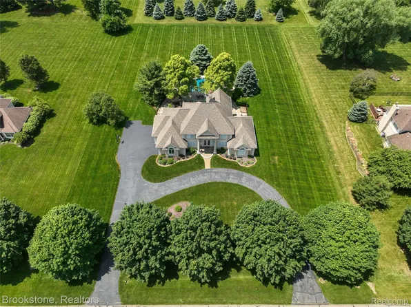 8254 Sashabaw Ridge Dr, Clarkston, MI 48348