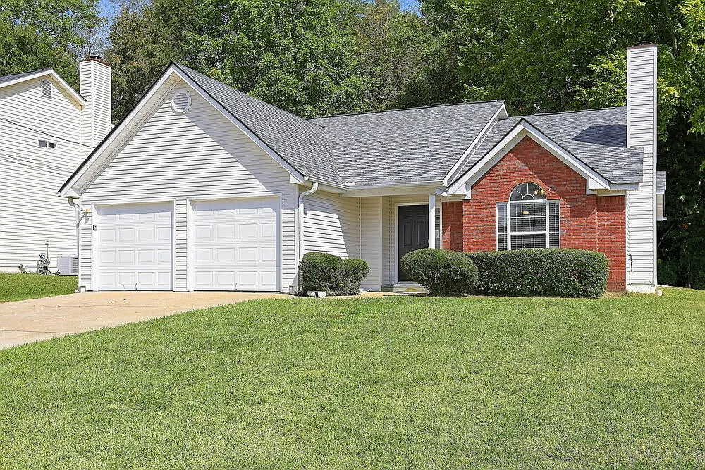 3 bed, 2.0 bath, 1468 sqft, $1,995 — Photo 2