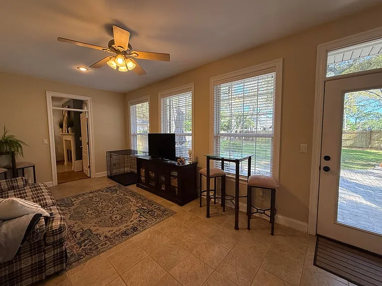 4410 Windlake Dr — Photo 16