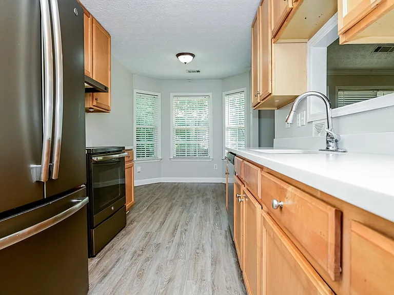 330 Fieldstone Ln — Photo 7
