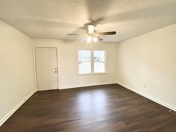 5th image of 404 Shaw Ave