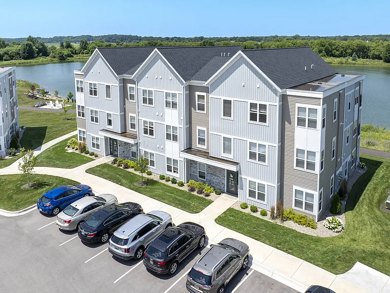 Elmwood Lake Apartments — Photo 34