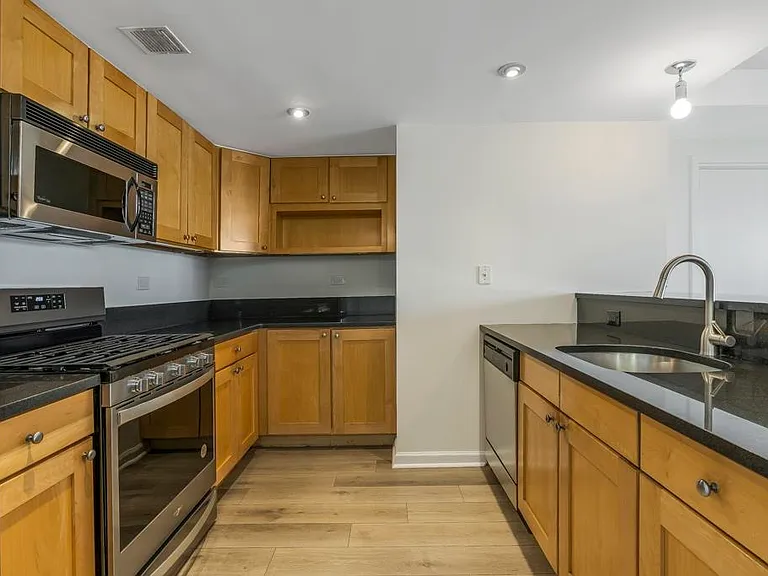 700 1st St #8F — Photo 8