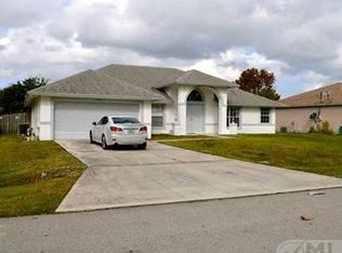 573 SE Crosspoint Dr, Port Saint Lucie, FL 34983