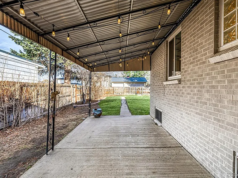 1150 S Jackson St — Photo 39