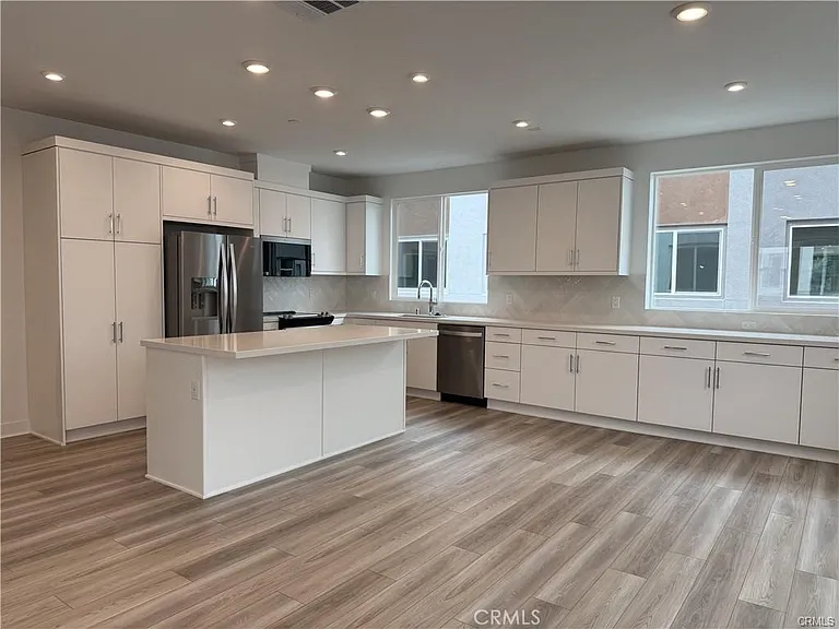 677 S Lyon St — Photo 2