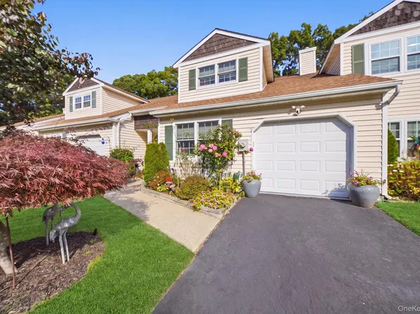527 Race Place, Oakdale, NY 11769
