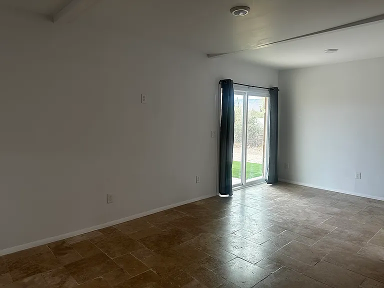 520 W Leann Ln — Photo 4