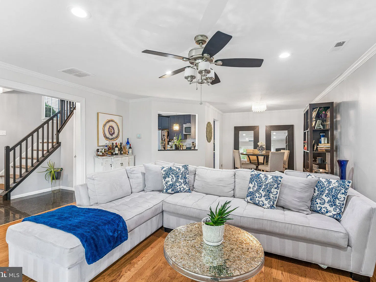 2 bed, 1.5 bath, 1384 sqft, $2,400 — Photo 4