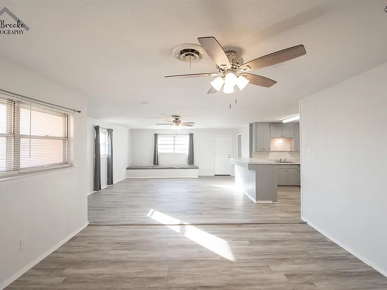 1020 W Cornelia Ave — Photo 5
