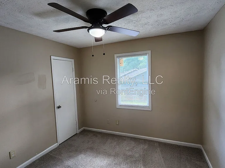 1050 Greendale Ln — Photo 7