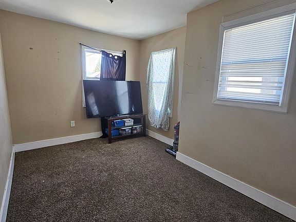 5th image of 17892 Runyon St