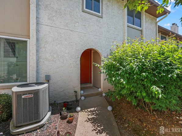 81 Thoreau Dr, Plainsboro, NJ 08536