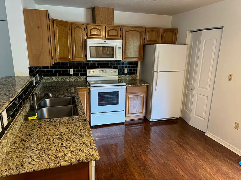 625 SW 10th Ln #4 — Photo 1
