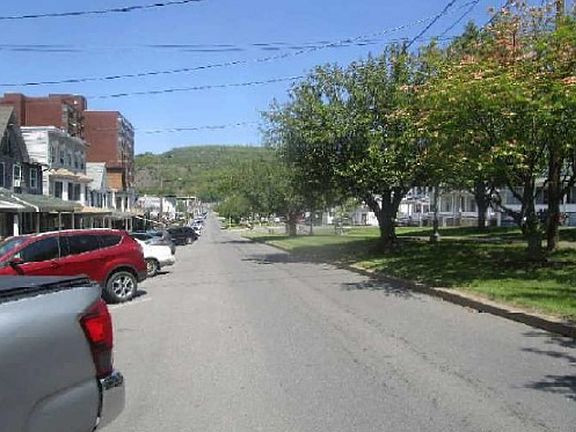Exterior Neighborhood (street photo)