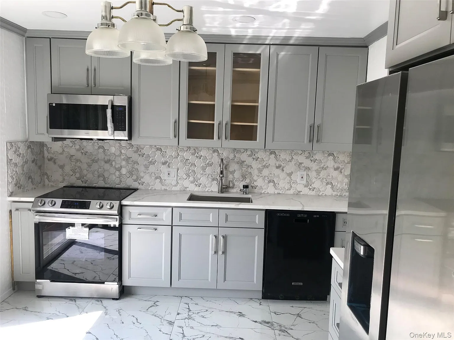 3 bed, 2.5 bath, 1612 sqft, $4,700 — Photo 3