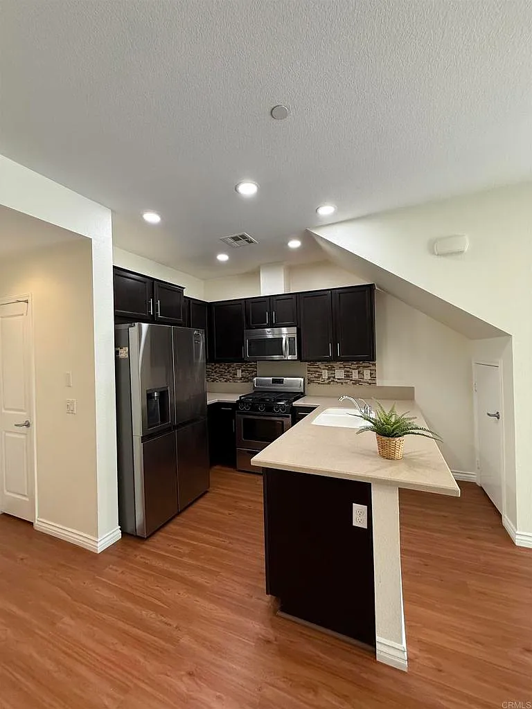 3 bed, 2.5 bath, 1259 sqft, $3,950 — Photo 2