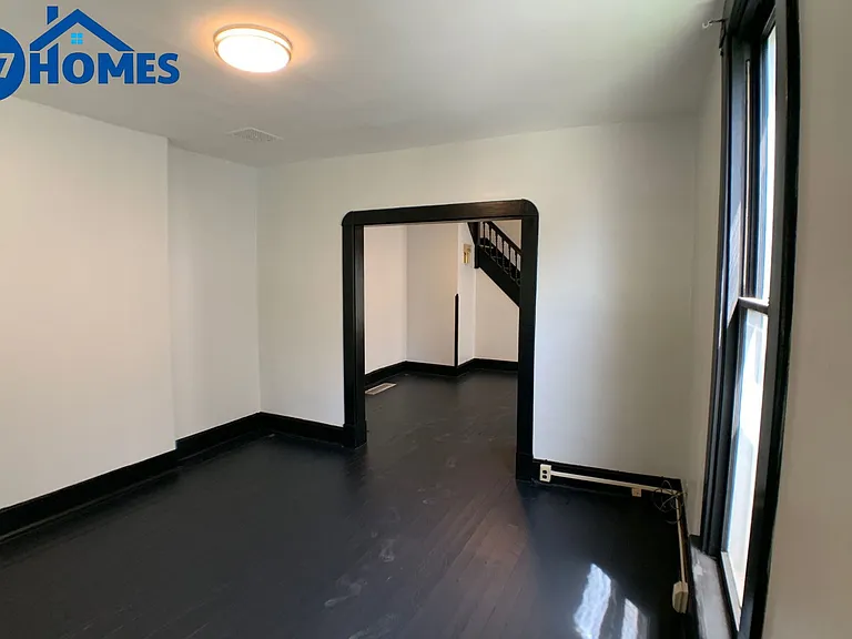 2111 S Garfield Dr — Photo 3