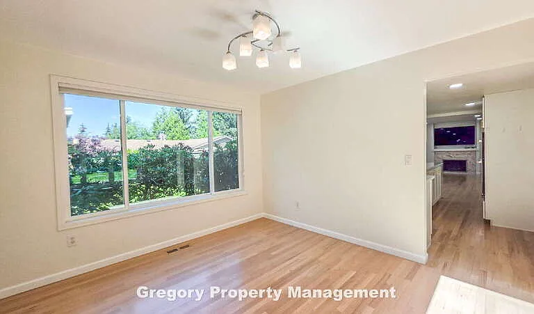 11204 NE 58th Pl — Photo 8